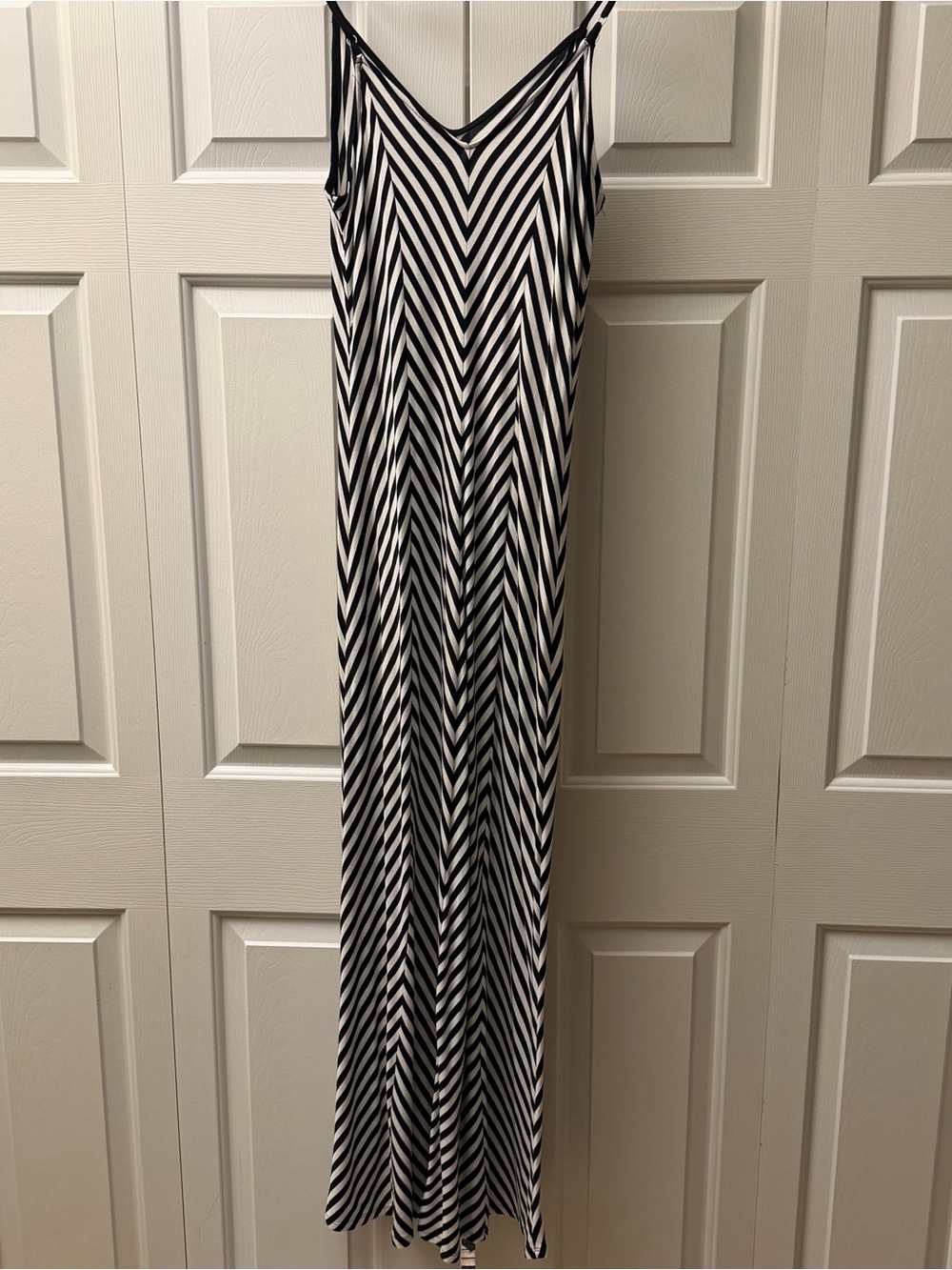 Black & White Chevron Stripe Maxi Dress | Sleeveless Flowy Summer Dress